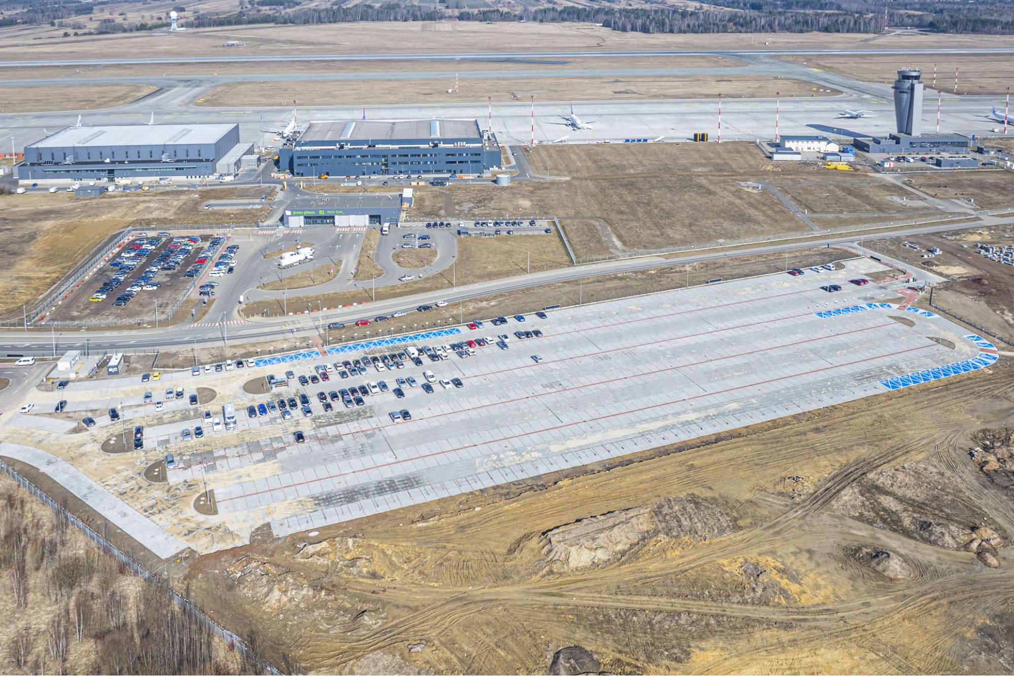 Luty 2025 - budowa parkingu P5 (etap I) / Program inwestycyjny Katowice Airport 2024–2032
