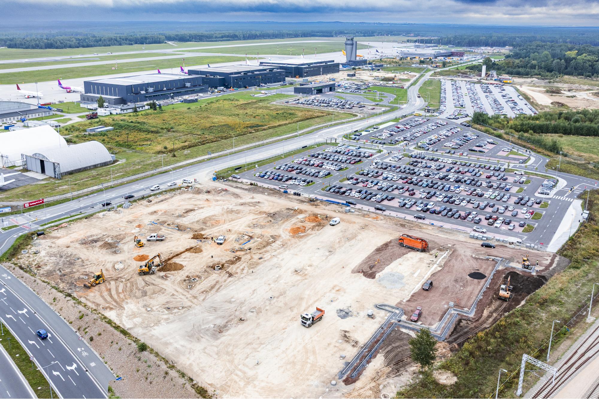 Wrzesień 2024 - budowa parkingu P5 (etap I) / Program inwestycyjny Katowice Airport 2024–2032